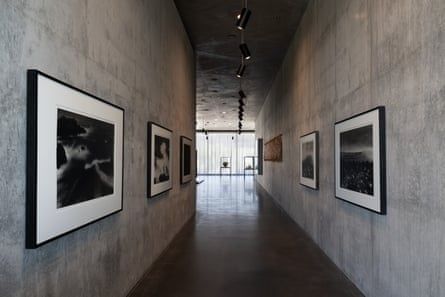 Schmaler Ausstellungsflur mit gerahmten Fotografien und viel Wandabstand