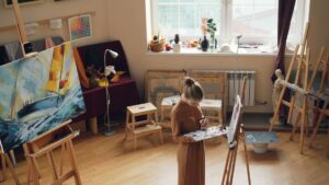 Künstlerin arbeitet in einem unabhängigen Atelier mit mehreren Staffeleien
