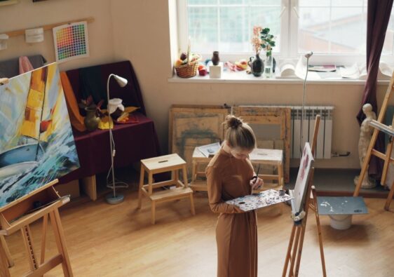 Künstlerin arbeitet in einem unabhängigen Atelier mit mehreren Staffeleien